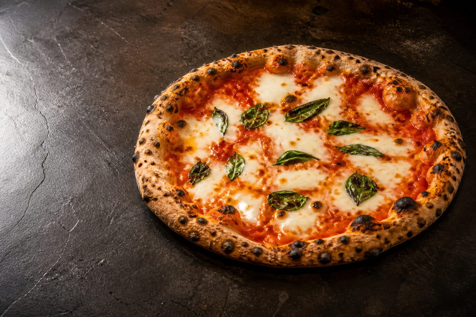 Pica me domate, mozzarella dhe borzilok